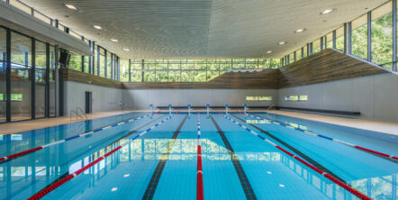 Das Bild zeigt das Schwimmerbecken des Schwaketenbads Konstanz.