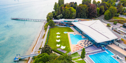 Das Bild zeigt die Bodensee-Therme Konstanz von oben.