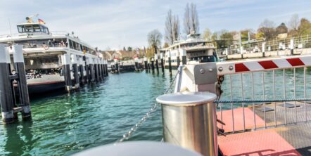 Blick auf den Konstanzer Fährhafen von einem Fährschiff aus