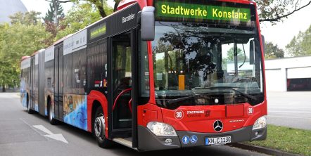 Roter Mercedes Benz Citaro Gelenkbus steht auf dem Gelände Stadtwerke Konstanz