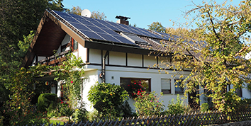 Ein freistehendes Haus im Grünen mit einer Photovoltaik Anlage