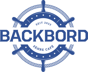 Blaues Logo für das Fähre Café "Backbord", welches aus einem Steuerrad, einem das Steuerrad umschlingenden Tau und der Aufschrift "Seit 2023 - Backbord - Fähre Café" zusammengesetzt ist.