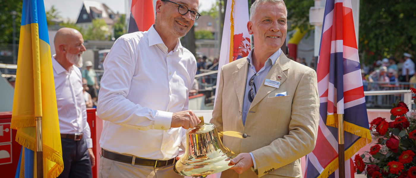 Oberbürgermeister der Stadt Konstanz Uli Burchardt und Verwaltungsleiter der britischen Stadt Richmond Gareth Roberts bei der Übergabe der goldenen Schiffsglocke für FS Richmond.